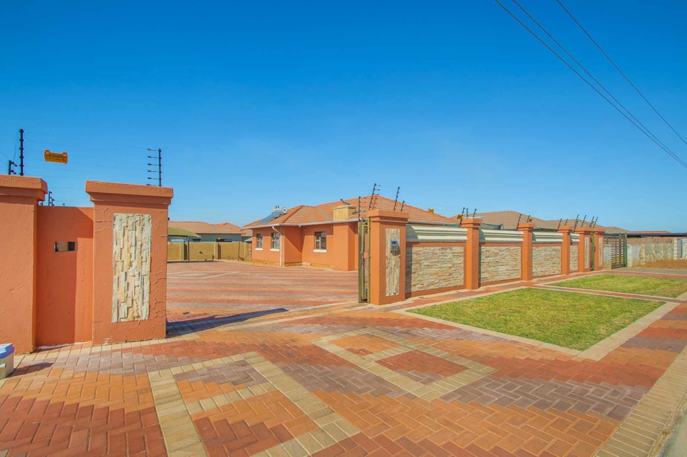 House for sale in Azaadville - 1KR1702431 House for sale in Azaadville - 1KR1702431