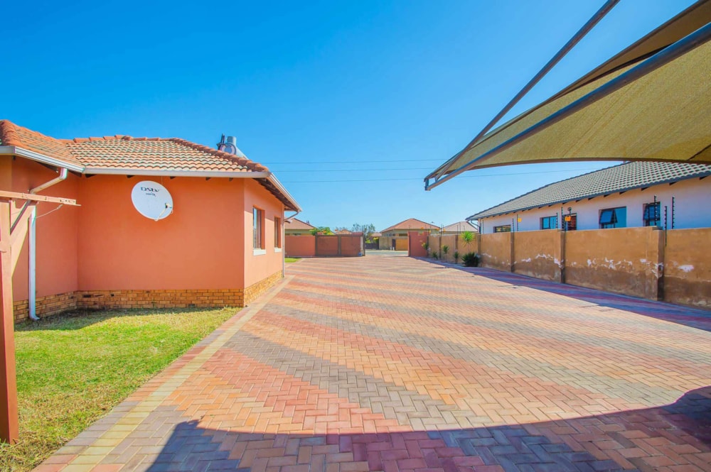 House for sale in Azaadville - 1KR1702431 House for sale in Azaadville - 1KR1702431