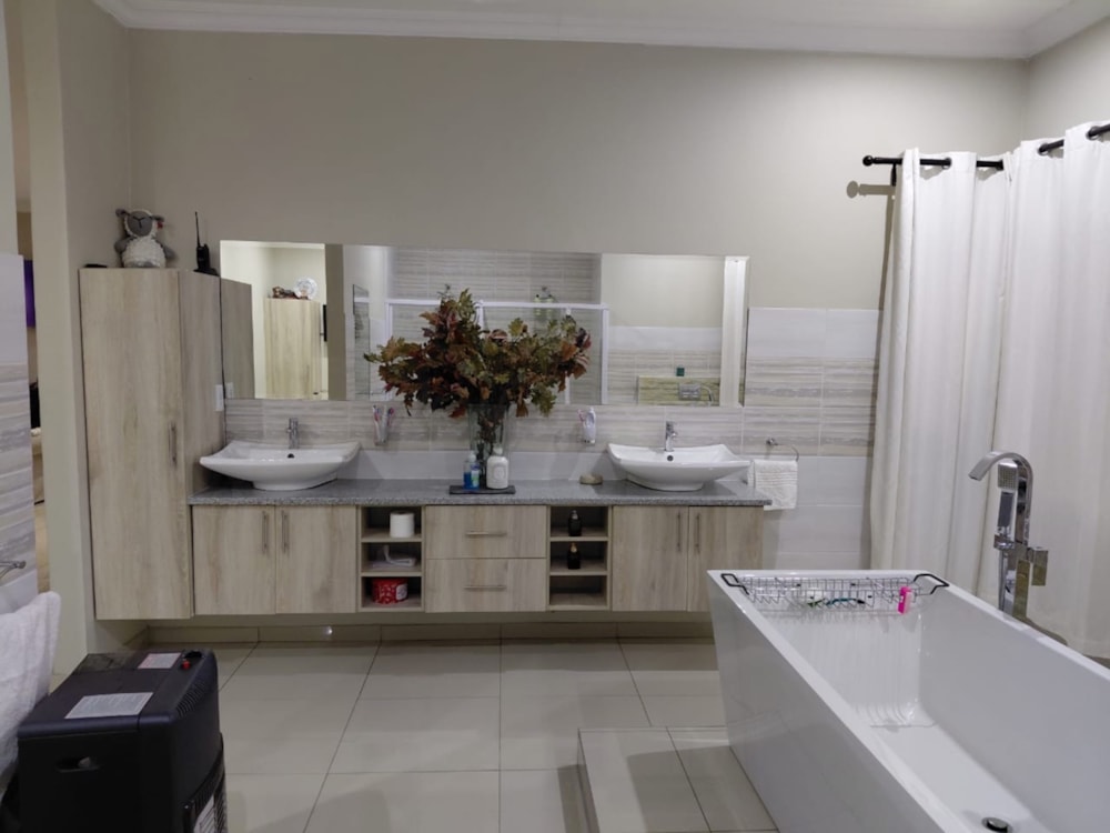 Guesthouse for sale in Groenkloof - PT1565380