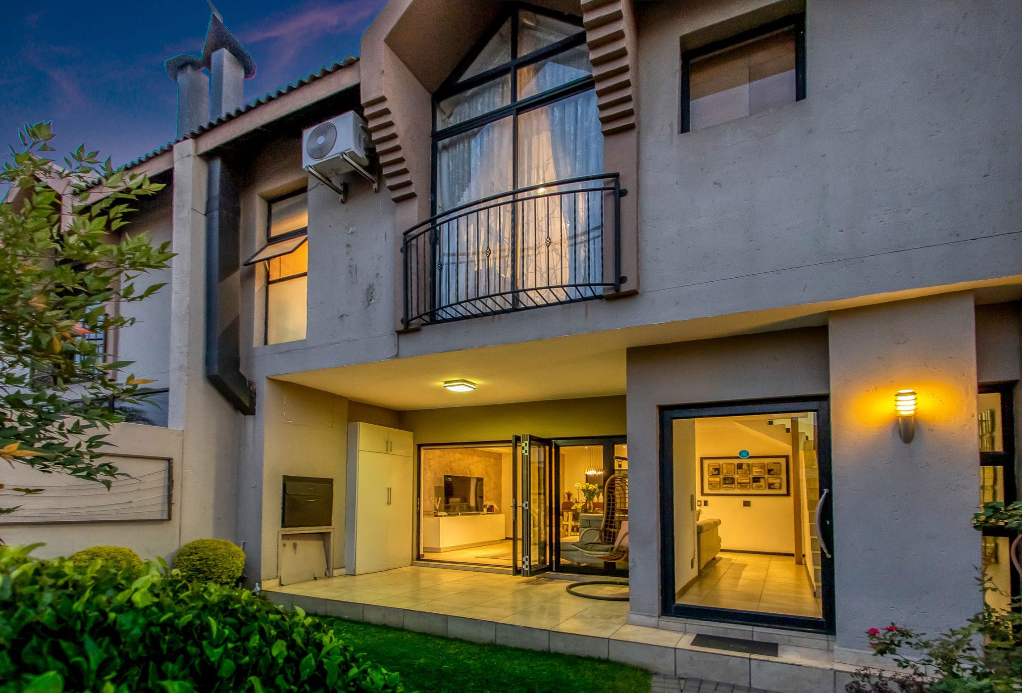 Security complex home for sale in Victoria - HP1700973