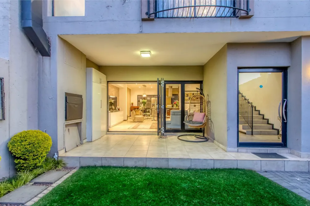 Security complex home for sale in Victoria - HP1700973 Security complex home for sale in Victoria - HP1700973