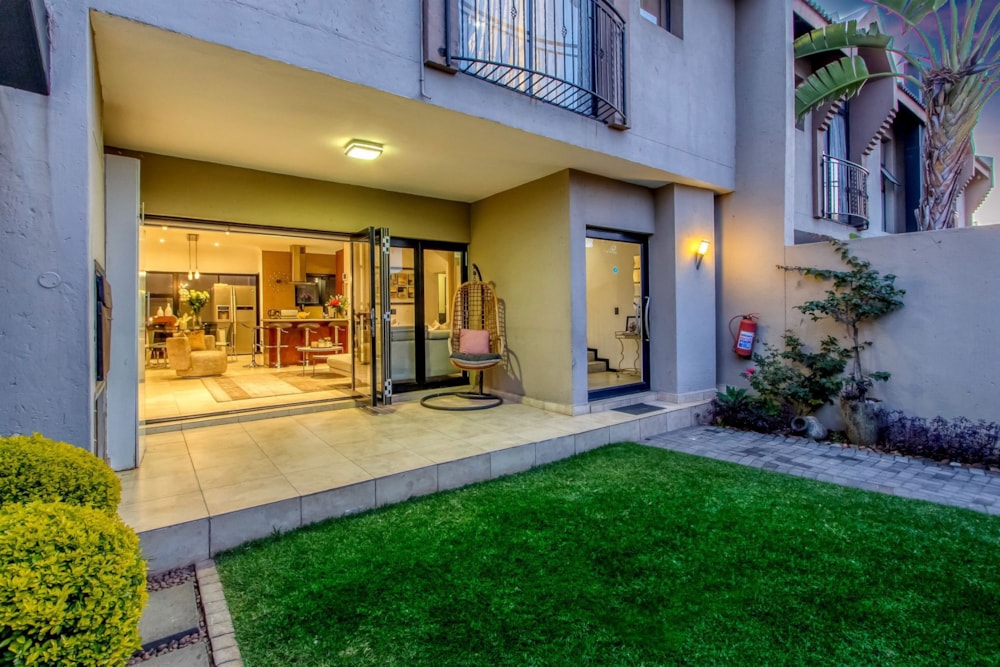 Security complex home for sale in Victoria - HP1700973 Security complex home for sale in Victoria - HP1700973