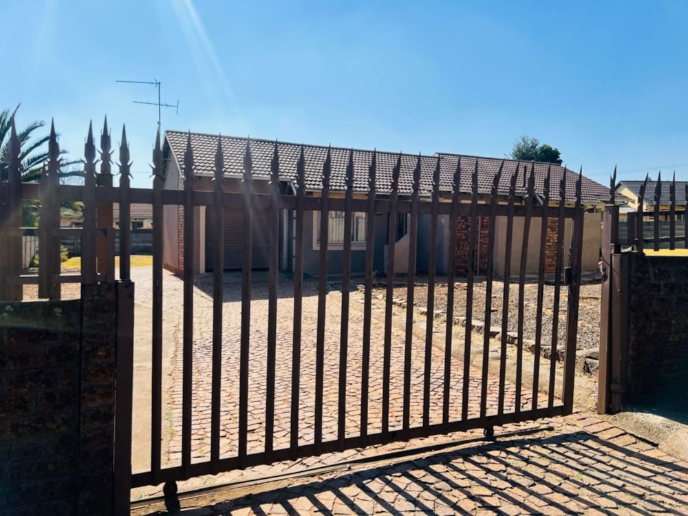 House for sale in Crystal Park - EN1705449 House for sale in Crystal Park - EN1705449