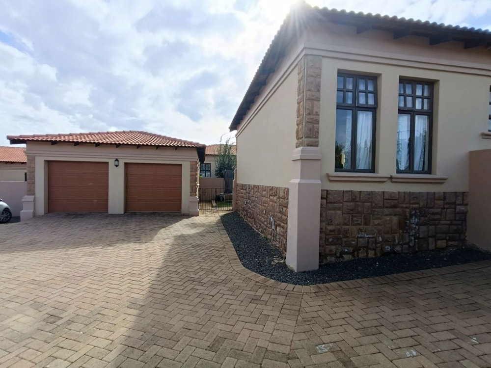 Townhouse for sale in Dan Pienaar - 1BX1715652