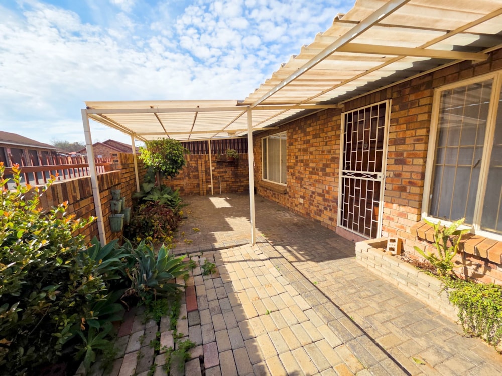 Townhouse for sale in Uitsig, Bloemfontein - 1BX1703721
