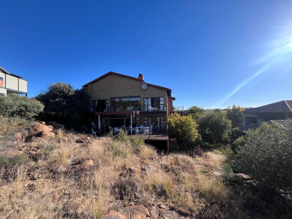 Double-storey house for sale in Woodland Hills - 1BX1727732