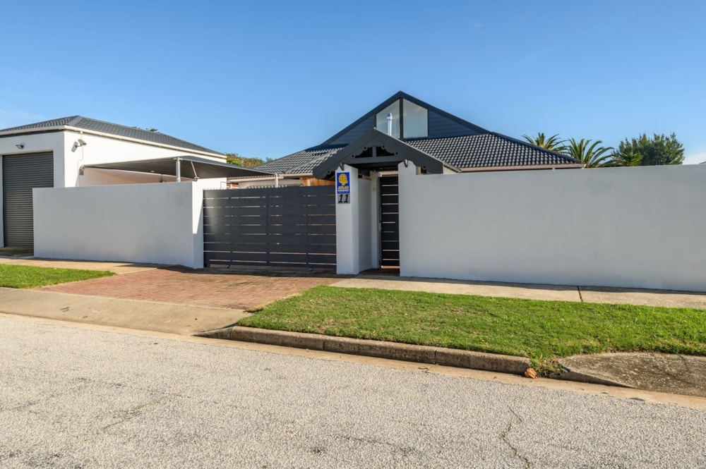 House for sale in Summerstrand - 1PLZ1704540 House for sale in Summerstrand - 1PLZ1704540