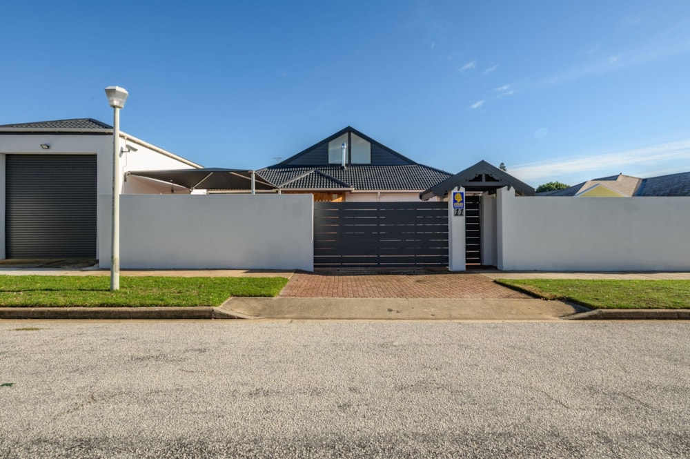 House for sale in Summerstrand - 1PLZ1704540 House for sale in Summerstrand - 1PLZ1704540