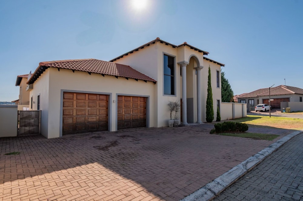 Double-storey house for sale in Shellyvale - 1BX1704841 Double-storey house for sale in Shellyvale - 1BX1704841