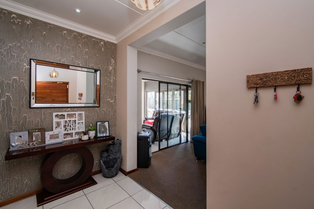 Double-storey house for sale in Shellyvale - 1BX1704841 Double-storey house for sale in Shellyvale - 1BX1704841