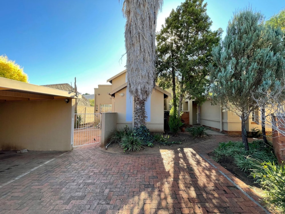 Townhouse for sale in Westdene, Bloemfontein - 1BX1704483