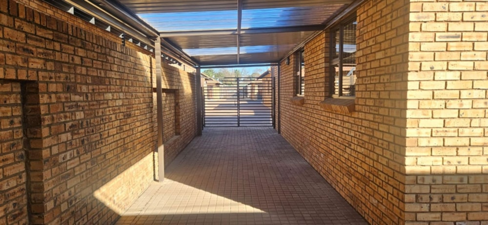 House let in New Redruth - 1GV1705054