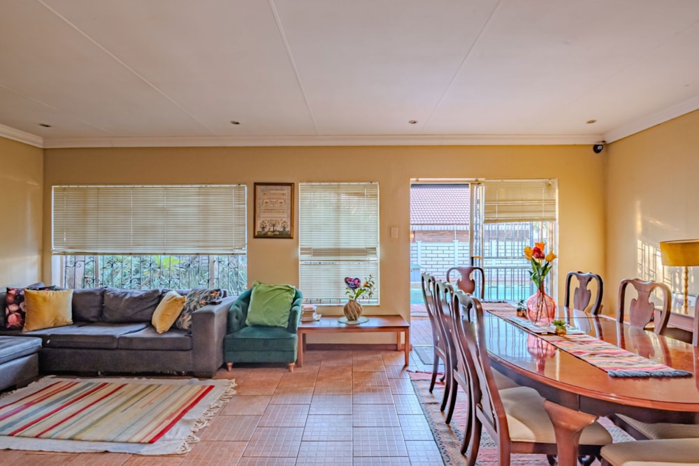 Double-storey house for sale in Pierre van Ryneveld - CN1703201 Double-storey house for sale in Pierre van Ryneveld - CN1703201