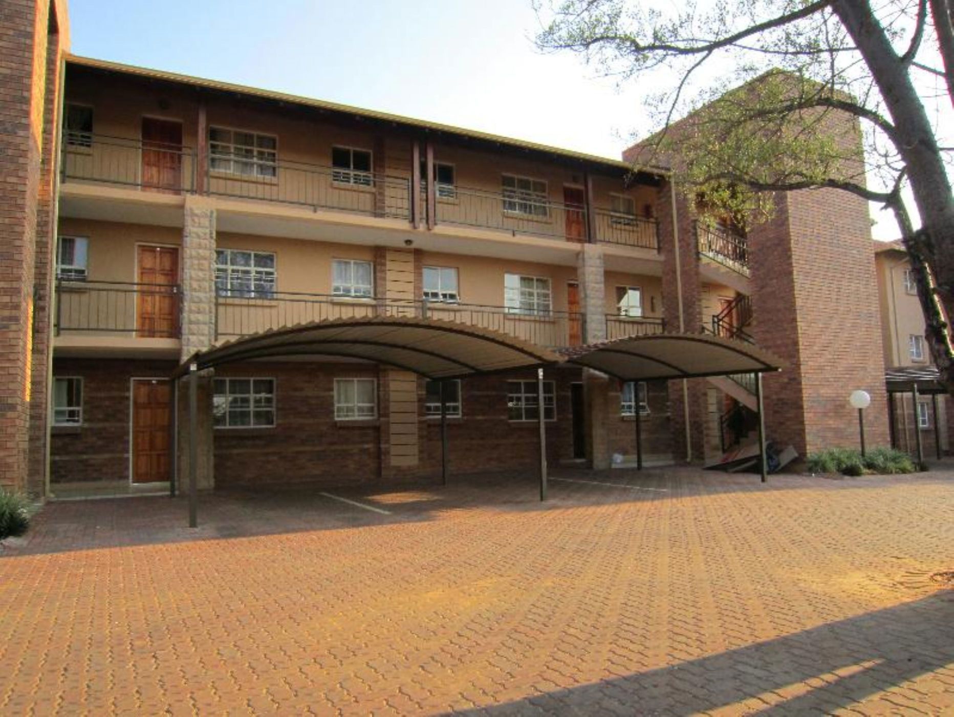 Security complex home let in Ellisras (Lephalale) - 1ER1704101