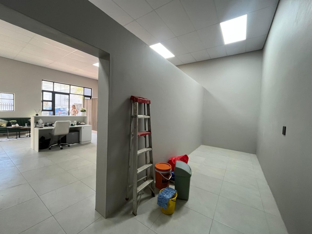 Commercial Building let in Hoedspruit - 1HS1704292 Commercial Building let in Hoedspruit - 1HS1704292