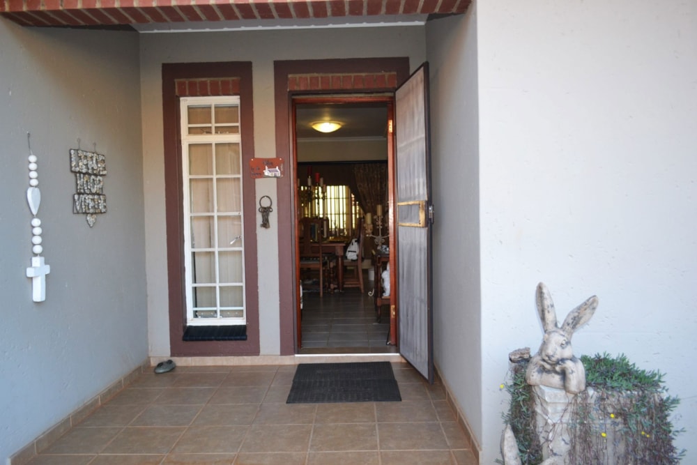 Security complex home for sale in Mookgopong (Naboomspruit) - 1MDM1704636
