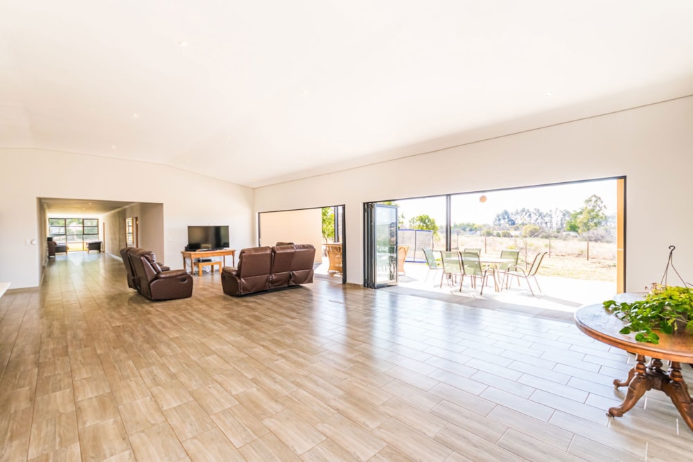 Security estate home for sale in Letamo Game Farm - 1KR1705138