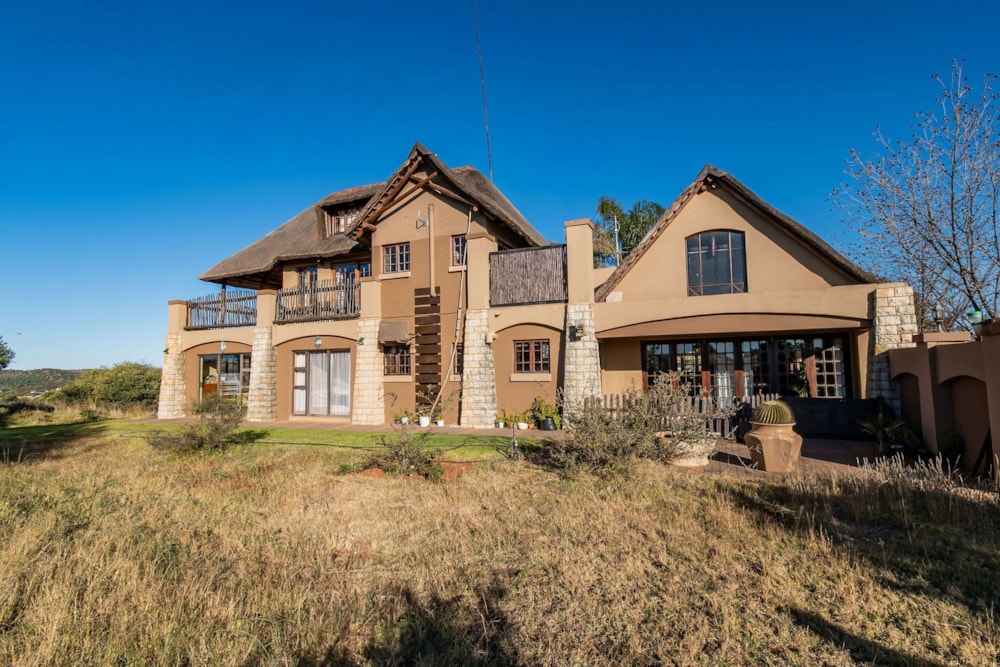 Double-storey house for sale in Woodland Hills - 1BX1704175