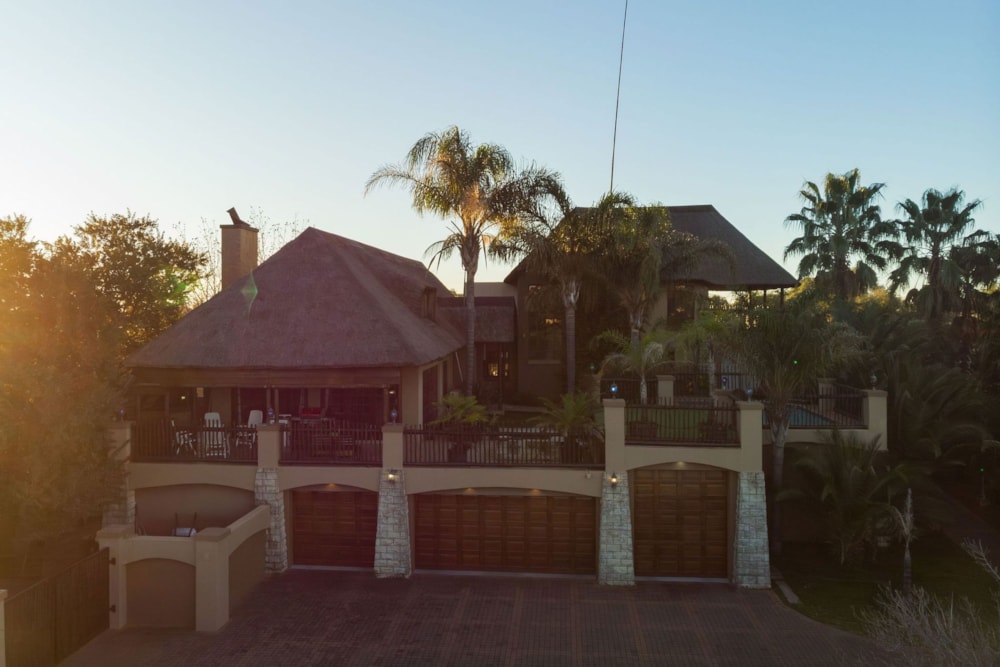 Double-storey house for sale in Woodland Hills - 1BX1704175