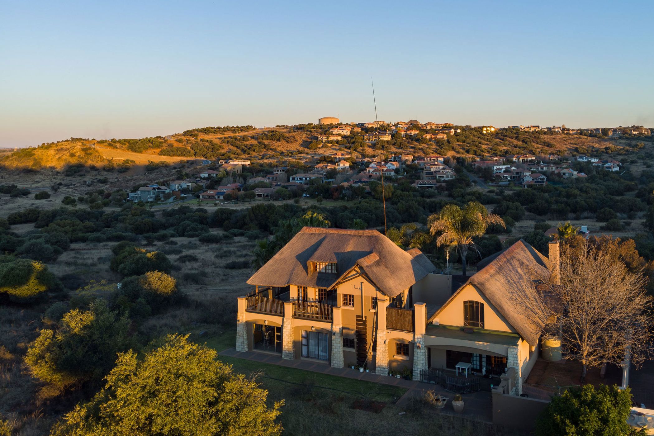 Double-storey house for sale in Woodland Hills - 1BX1704175