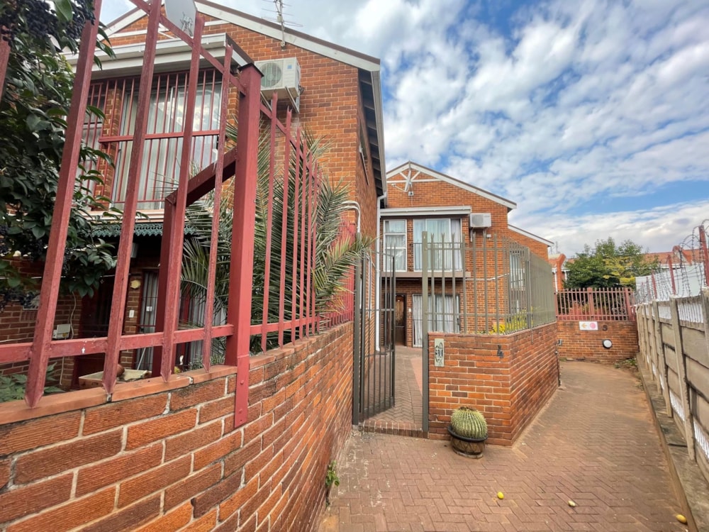 Townhouse for sale in Westdene, Bloemfontein - 1BX1704502