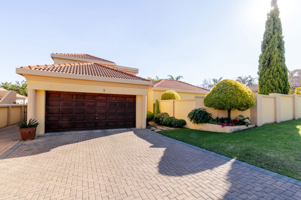 Security complex home for sale in Van Riebeeck Park, Kempton Park - KTP1703441 Security complex home for sale in Van Riebeeck Park, Kempton Park - KTP1703441