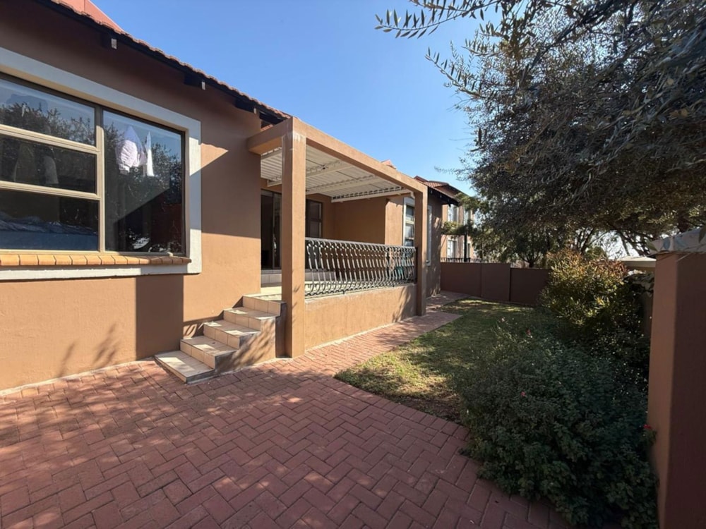 Townhouse for sale in Woodland Hills - 1BX1716886