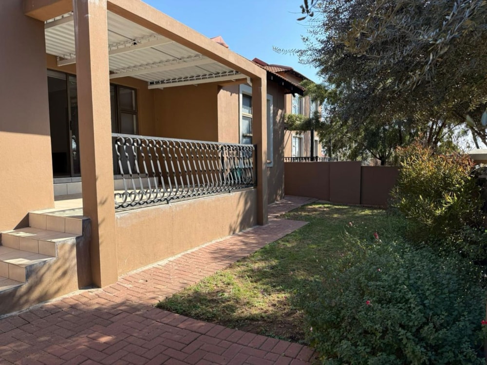 Townhouse for sale in Woodland Hills - 1BX1716886