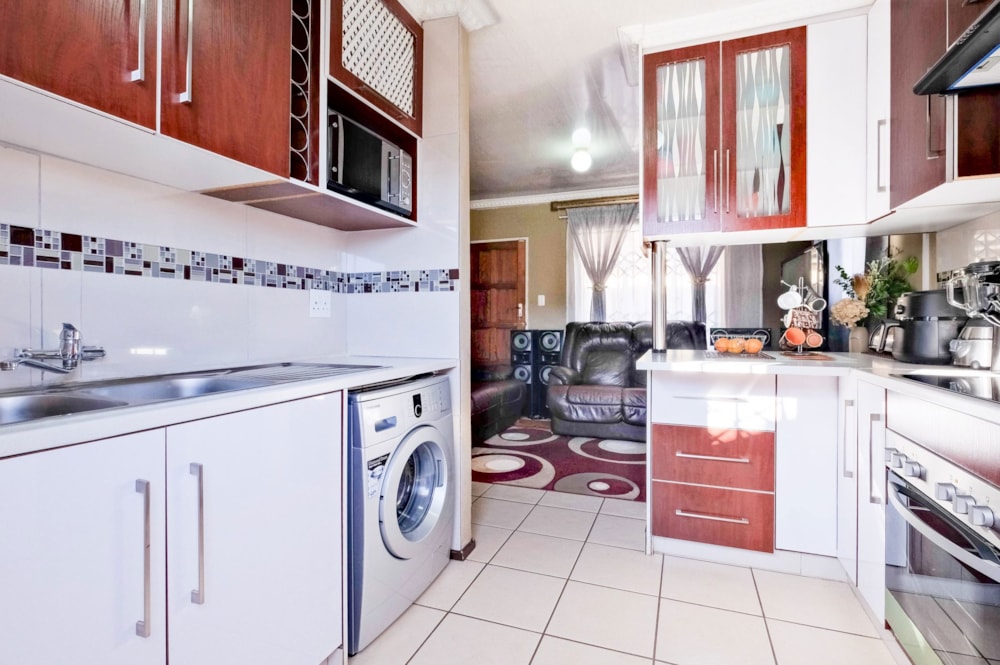 House for sale in Soweto - RDT1706809 House for sale in Soweto - RDT1706809