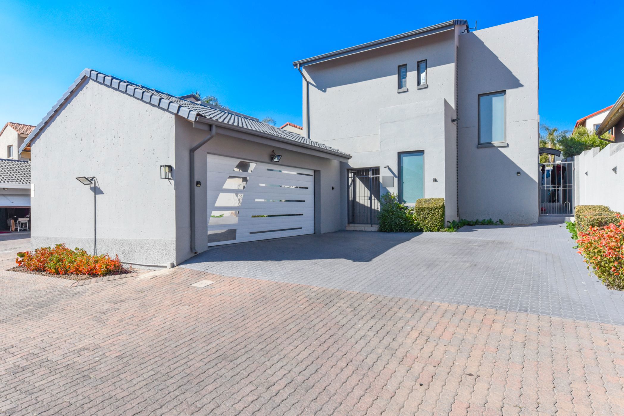 Cluster sold in North Riding - FW1706578