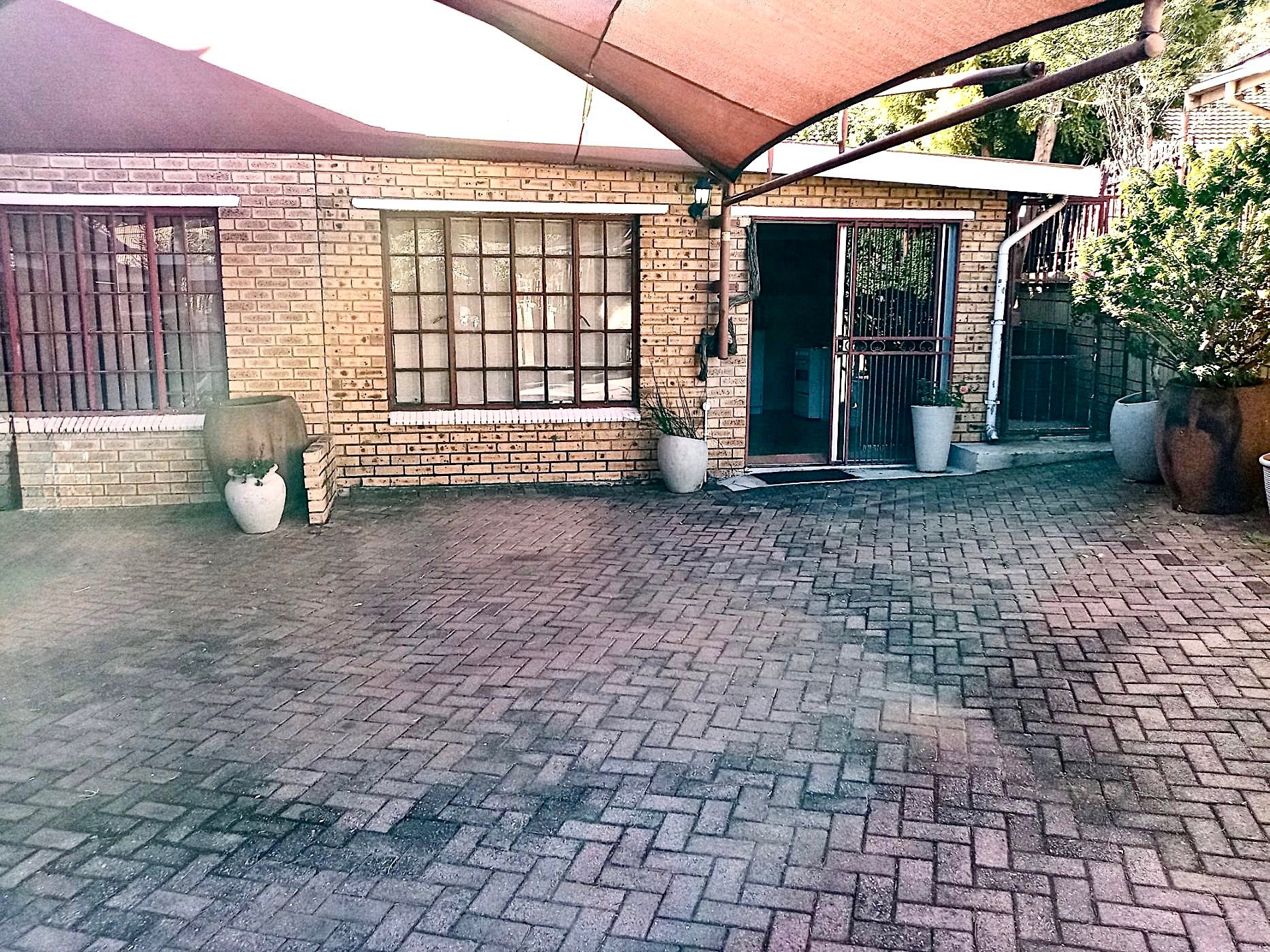 Bachelor apartment let in Safari Gardens - 1RU1704892