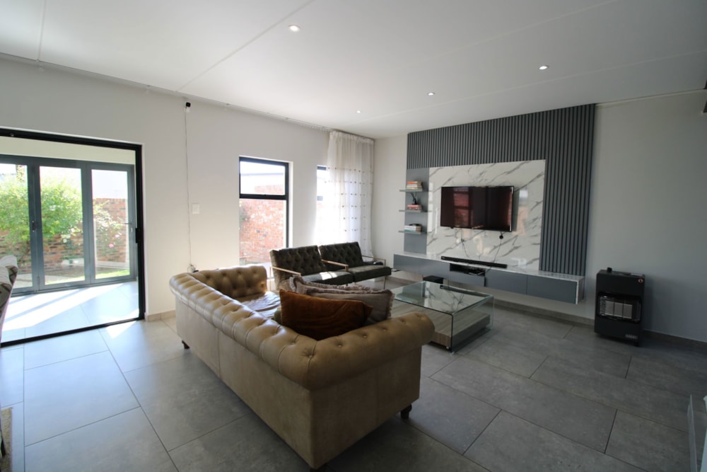 Double-storey cluster sold in Crowthorne - MR1706470