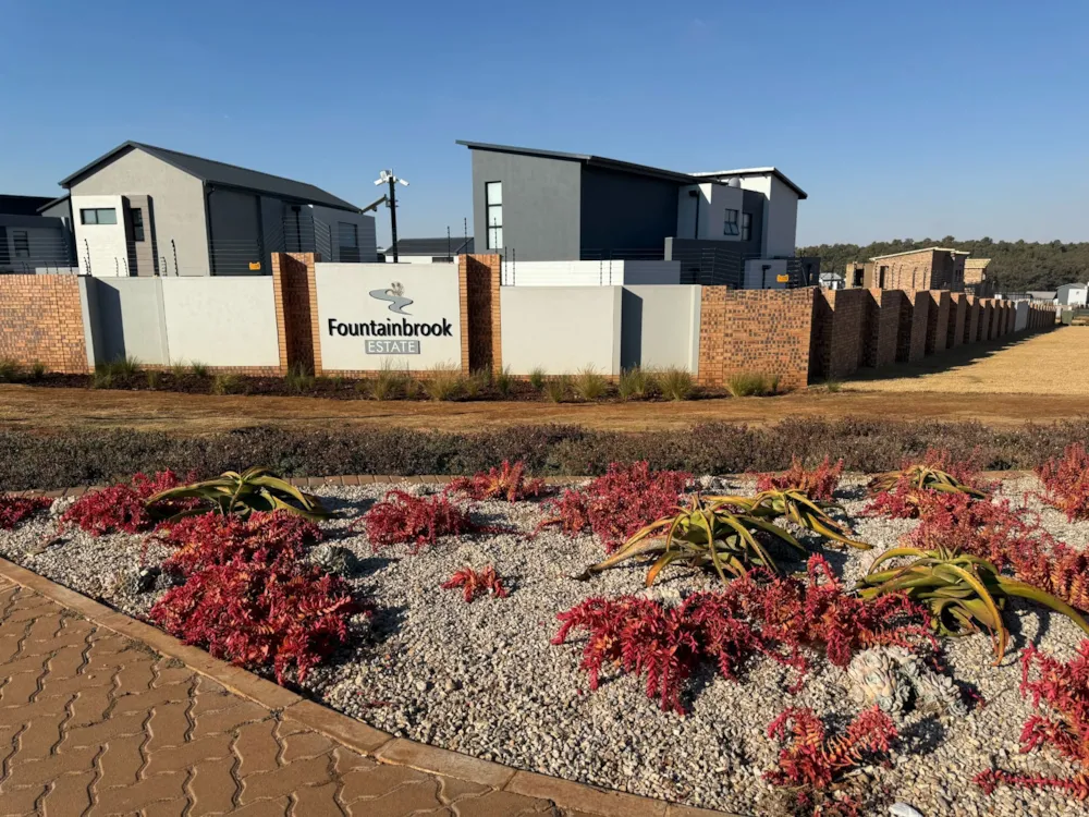 Security complex home for sale in Fountainbrook Estate - CN1706847