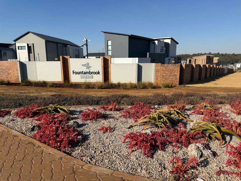 Security complex home for sale in Fountainbrook Estate - CN1706847 Security complex home for sale in Fountainbrook Estate - CN1706847