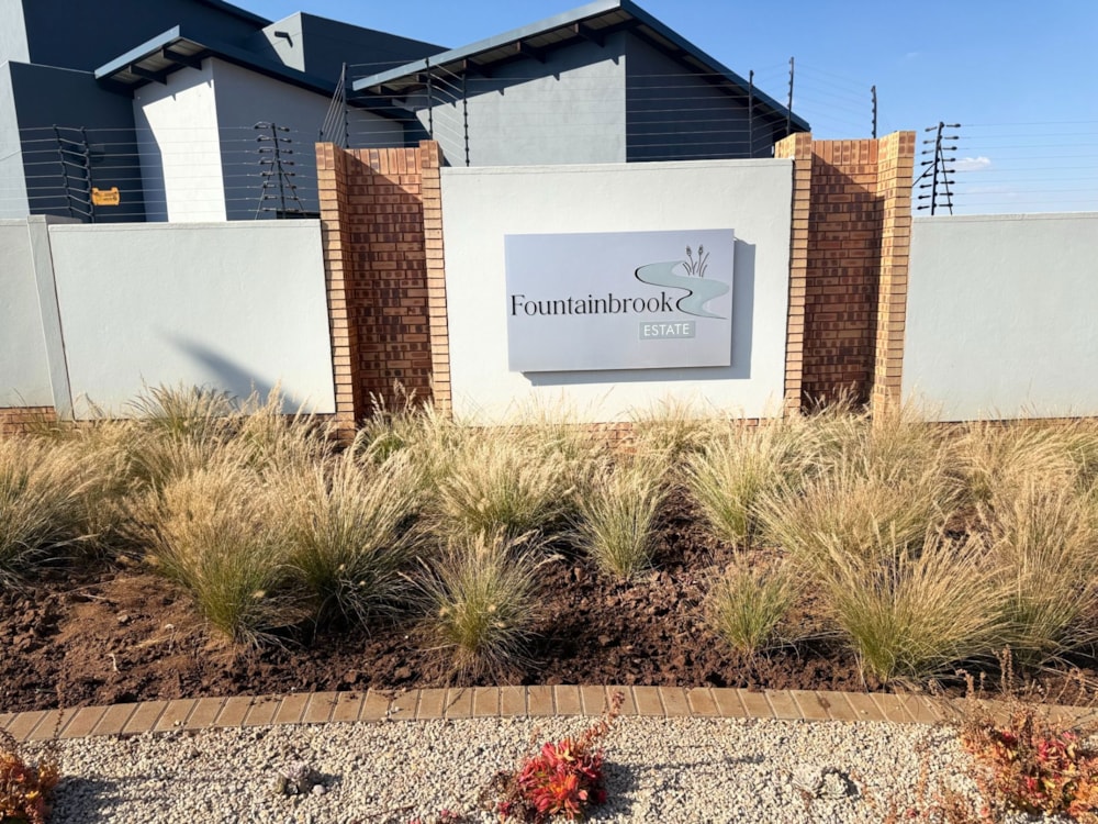 Security complex home for sale in Fountainbrook Estate - CN1706847 Security complex home for sale in Fountainbrook Estate - CN1706847