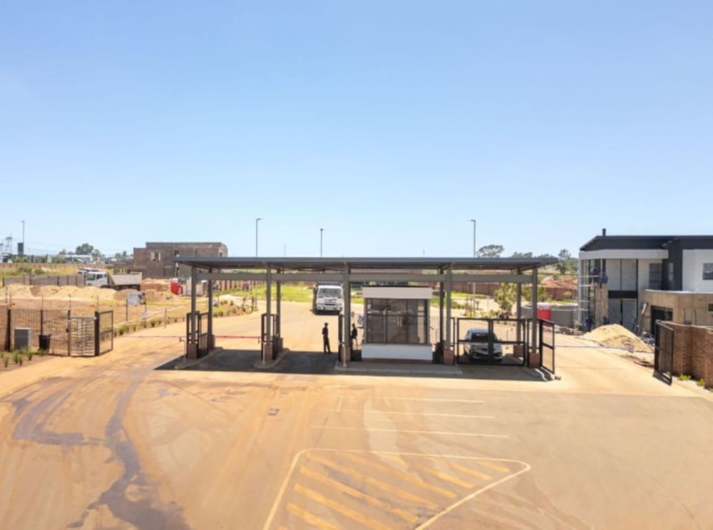 Security complex home for sale in Fountainbrook Estate - CN1706847 Security complex home for sale in Fountainbrook Estate - CN1706847