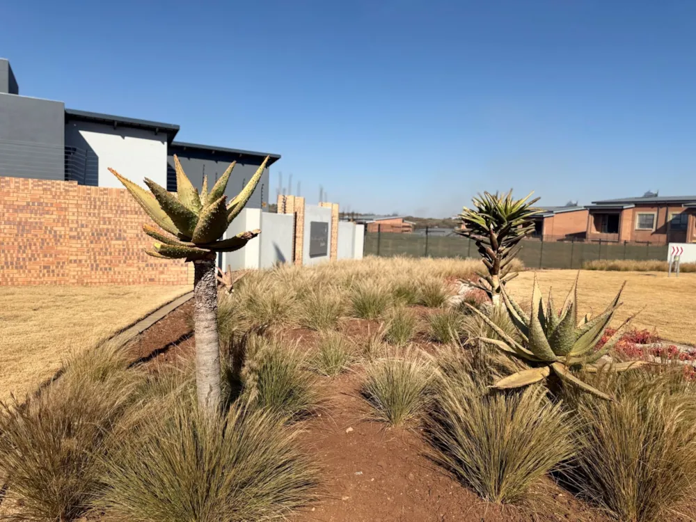 Security complex home for sale in Fountainbrook Estate - CN1706847