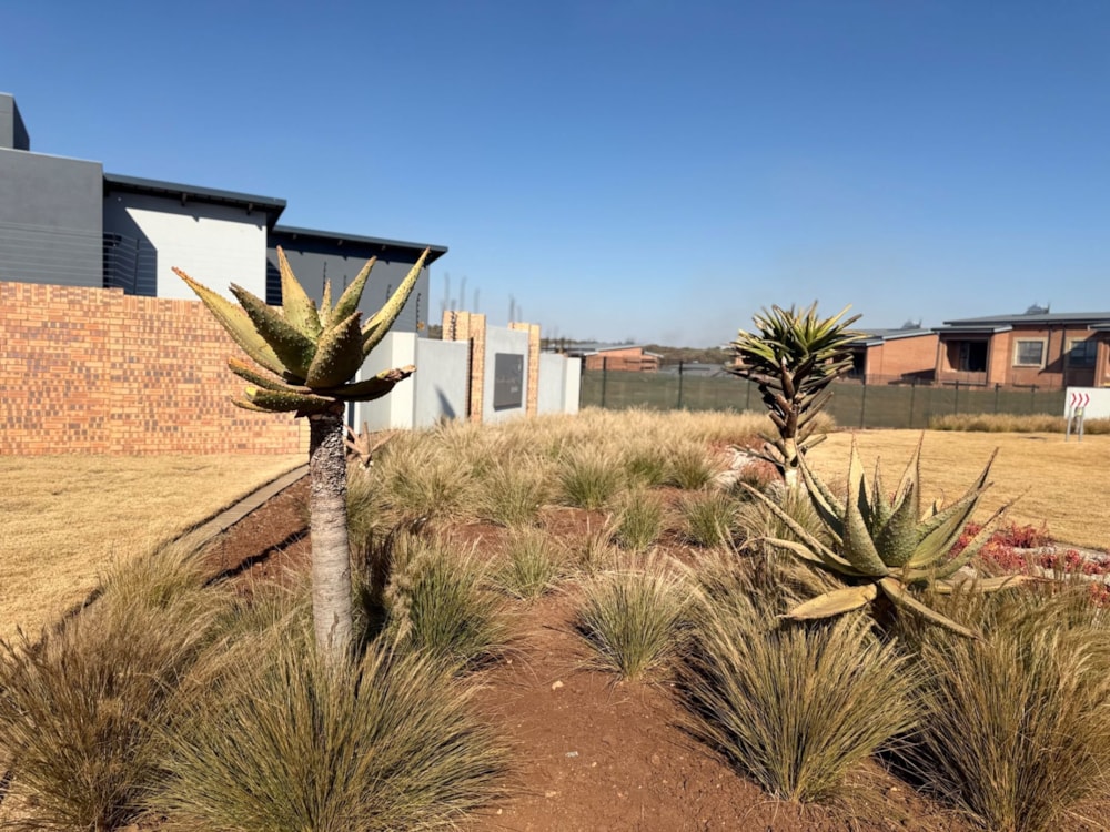 Security complex home for sale in Fountainbrook Estate - CN1706847 Security complex home for sale in Fountainbrook Estate - CN1706847