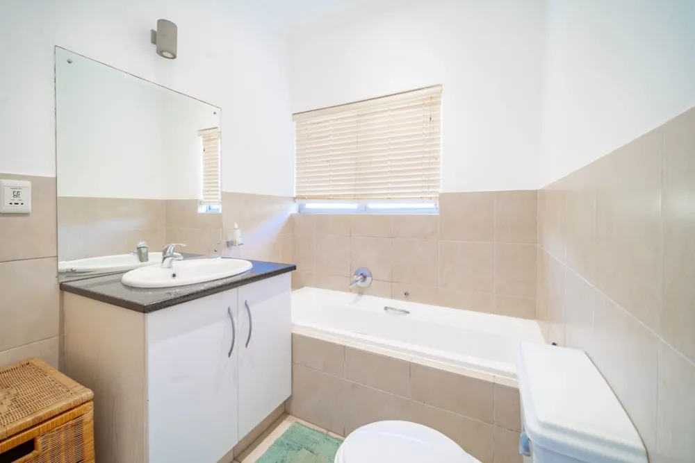 Penthouse apartment let in Westbrook, Ballito - 1BD1717858