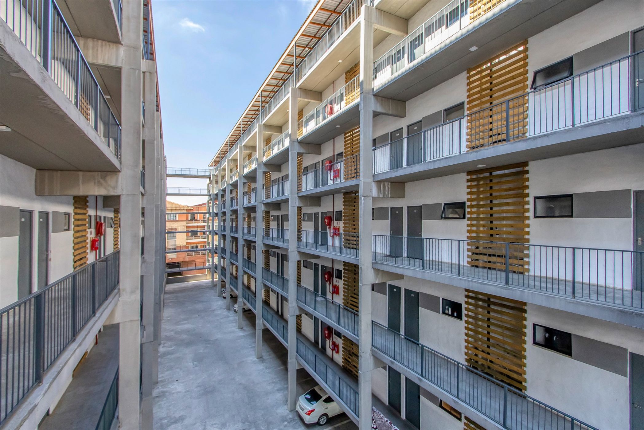 Bachelor apartment to rent in Ferndale, Randburg - RAL1707387