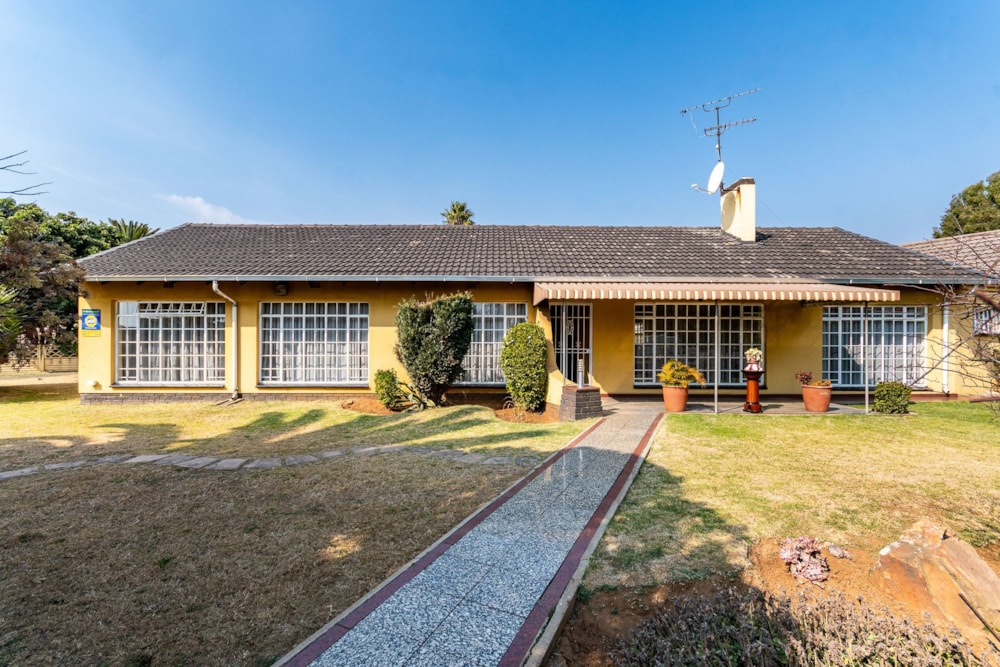 House for sale in Mackenzie Park - EN1708212