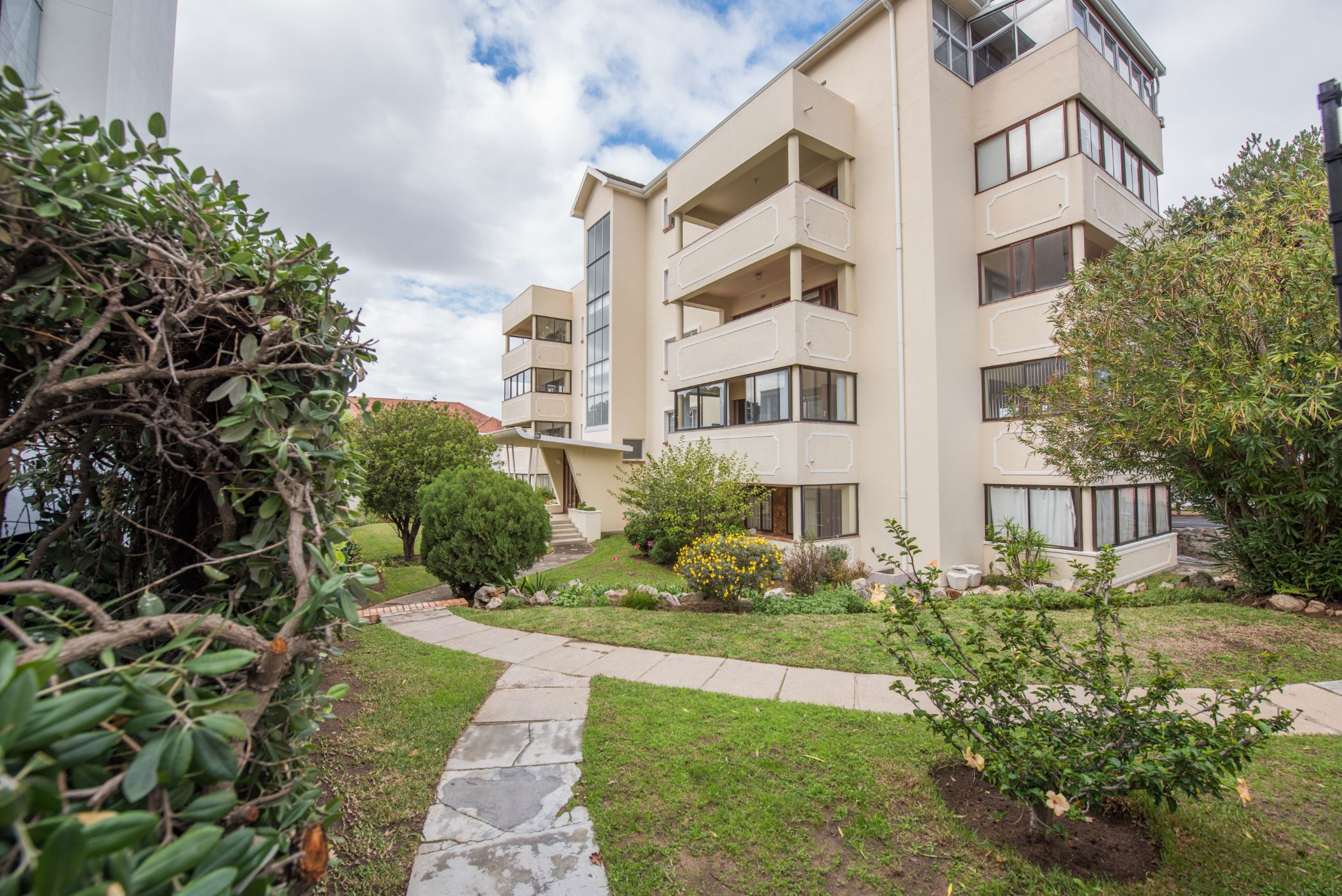 Apartment let in Kenilworth, Cape Town - RBL1708220