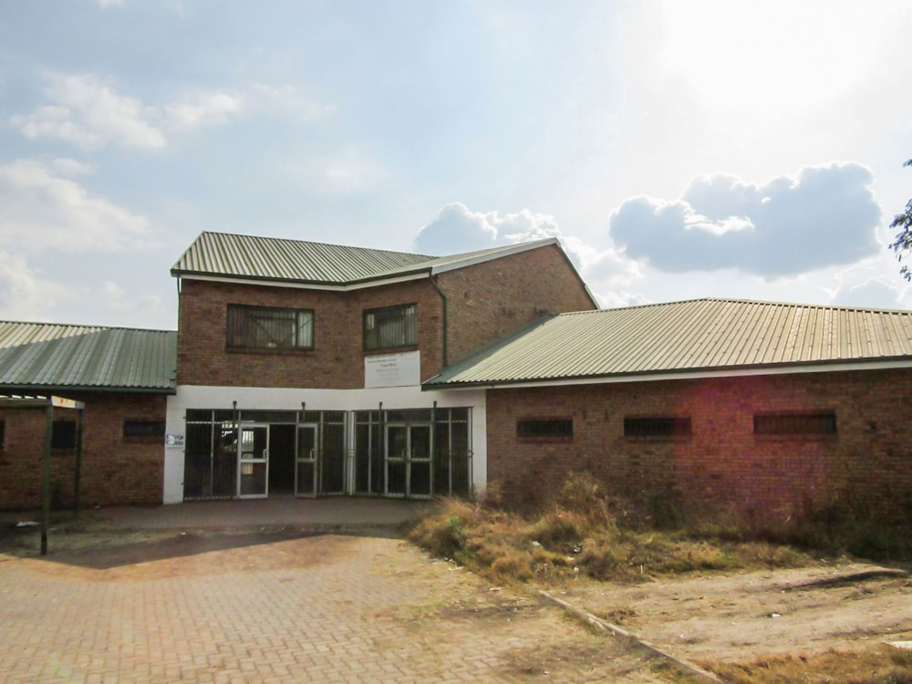 Commercial Building to rent in Oukasie - 1HR1708695 Commercial Building to rent in Oukasie - 1HR1708695