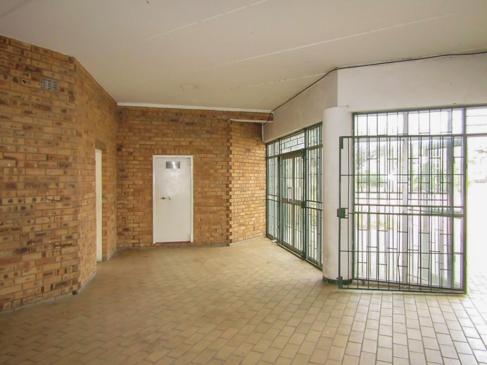 Commercial Building to rent in Oukasie - 1HR1708695