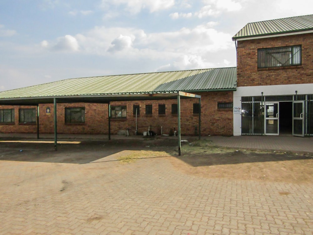 Commercial Building to rent in Oukasie - 1HR1708695