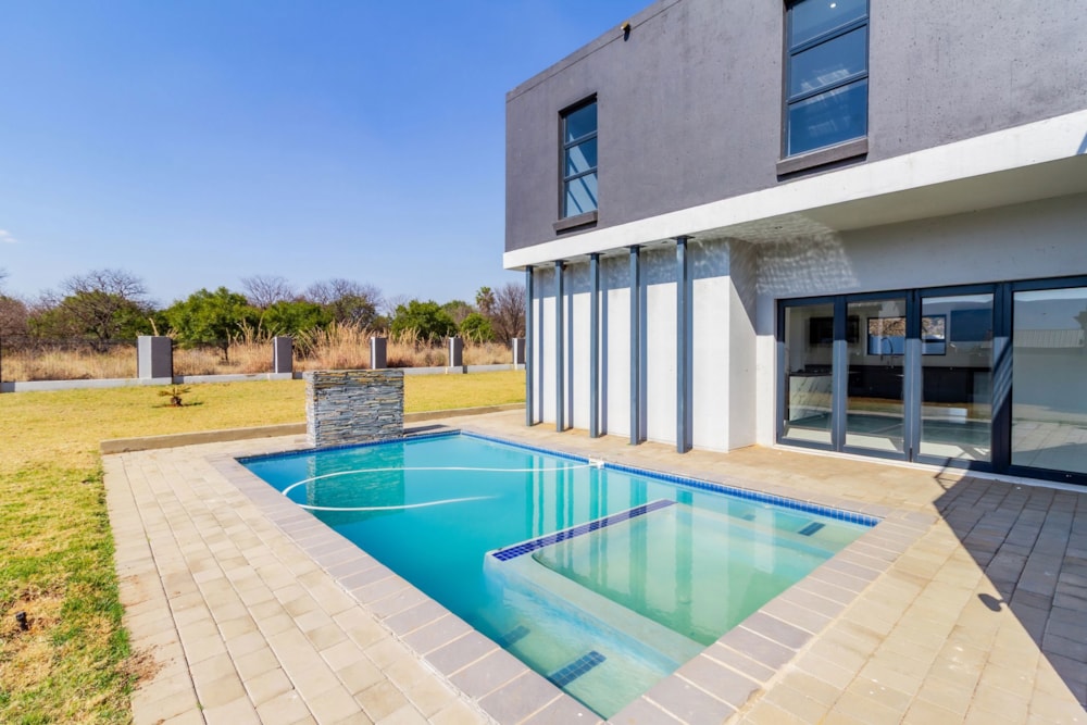 Security estate home for sale in La Camargue - 1HR1708907