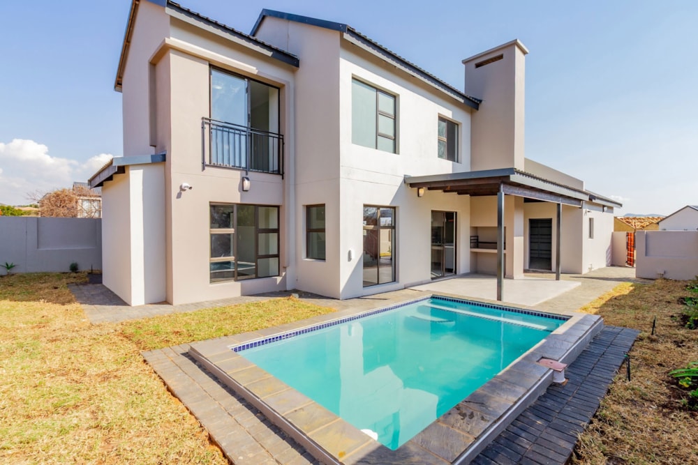 Security estate home for sale in La Camargue - 1HR1730835