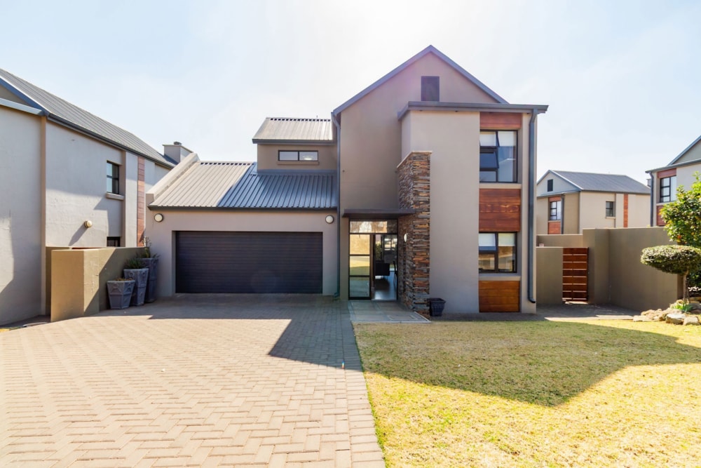 Security estate home for sale in La Camargue - 1HR1708924