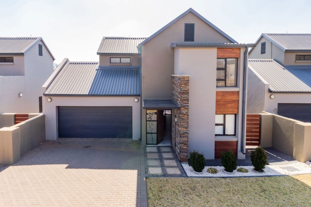 Security estate home for sale in La Camargue - 1HR1708923