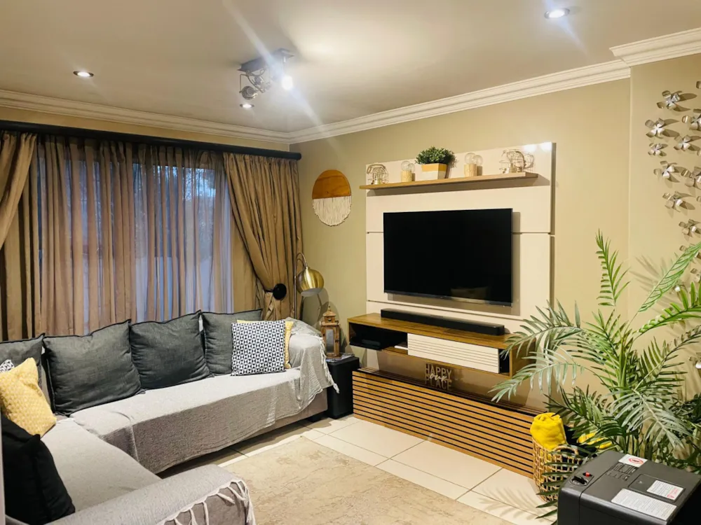 Security complex home let in Glen Marais - ENL1746449 Security complex home let in Glen Marais - ENL1746449